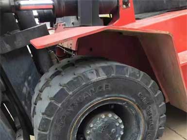 前進實心輪胎825-15，6條實心輪胎已全部安裝到叉車上